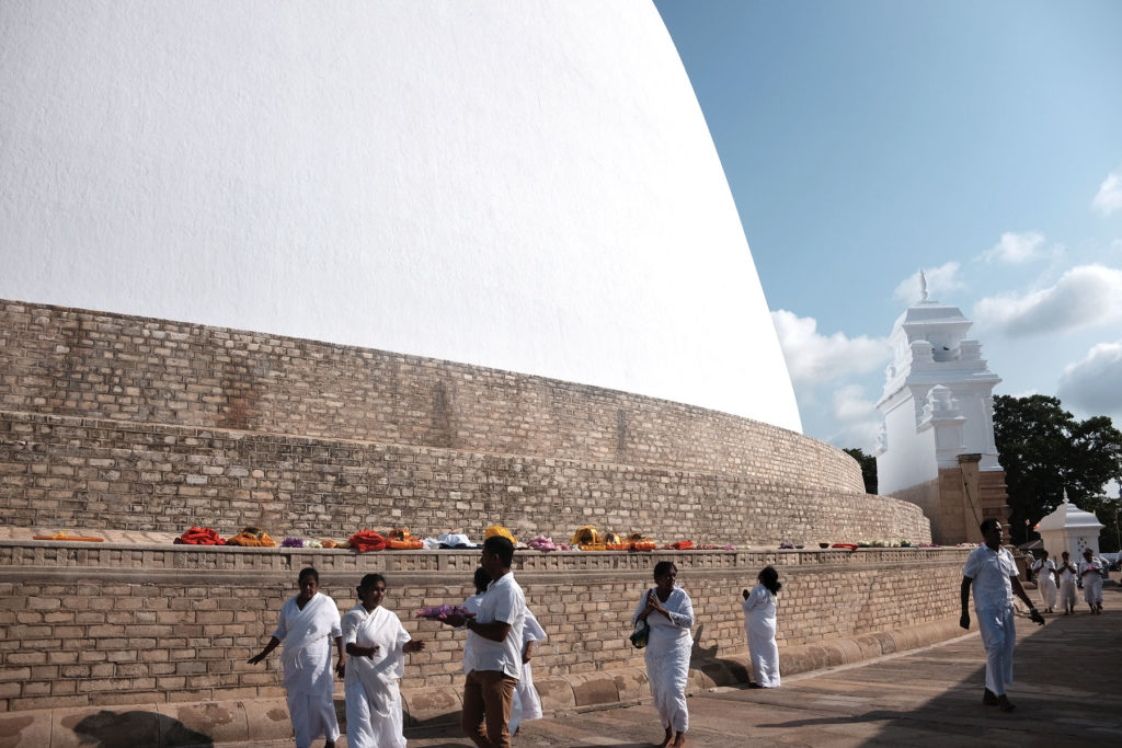 prayers at ruwanwelisaya
