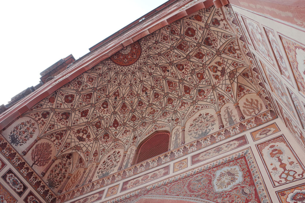badshahi mosque embellished muqarnas entryway